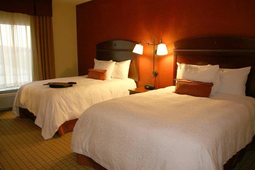 Hampton Inn And Suites Peoria At Grand Prairie Room photo